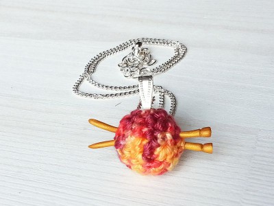Anhänger und Kette: kleiner Wollknäuel mit Mini-Stricknadeln Anhänger und Kette: kleiner Wollknäuel mit Mini-Stricknadeln
