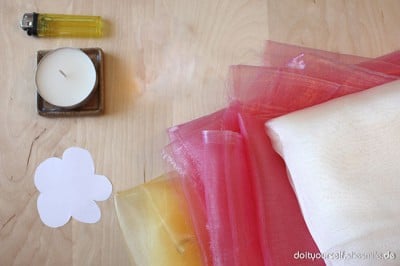 Bastelmaterialien für Blumen aus Organza-Stoff, inklusive Organza-Stoff in verschiedenen Farben, Kerze, Papierblume und Nadel mit Faden, für kreative Handarbeit.