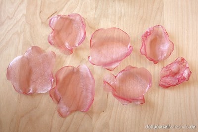 Verschiedene rosa Organza-Blumenblätter für Bastel- und Nähprojekte, ideal für kreative Blumen aus Organza-Stoff.