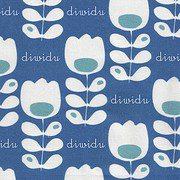Blumenmuster Stoff mit weißen Blüten und blauen Hintergrund, handgemacht, ideal für kreative Nähprojekte und Dekorationen bei Handmade Kultur.