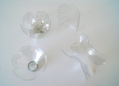 Kunstwerke aus recycelten PET-Flaschen, die kreative Blumen- und Blattformen formen, zeigen nachhaltiges Upcycling und umweltfreundliche Kunstprojekte.