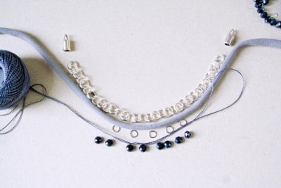 Handgefertigte gehäkelte Statement-Kette mit schwarzen Perlen und silbernen Elementen, perfekt für modische Akzente und individuelle Styles.