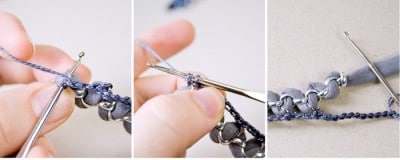Detailaufnahme einer gehäkelten Statement-Kette in Grau und Schwarz, handgefertigt, mit Fokus auf die Häkelnadel und die Kette in Arbeit.