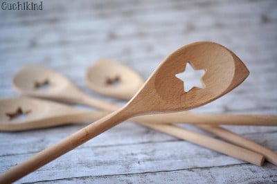 Handgefertigter Holzlöffel mit Sternmuster, ideal für DIY-Projekte und Küchenzubehör, aus nachhaltigem Holz gefertigt.