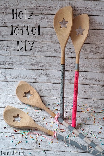 Vier handgefertigte Holzlöffel mit Sternenmotiven, individuell bemalt und dekorativ, perfekt für DIY-Küchenprojekte und kreative Geschenkideen.