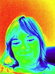 Farbiges Digitalbild einer Person mit lebendigen Farbverläufen in Blau, Grün, Gelb und Rot, künstlerisch gestaltet, betont kreative Ausdruckskraft und Farbvielfalt.