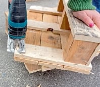 Selbstgebautes Küchenregal aus Paletten, handgefertigt, mit Holzplatten und Schrauben, ideal für eine nachhaltige und kreative Küchenorganisation.