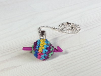 Kette mit Anhänger: Kleiner Wollknäuel mit Mini-Häkelnadel Kette mit Anhänger: Kleiner Wollknäuel mit Mini-Häkelnadel