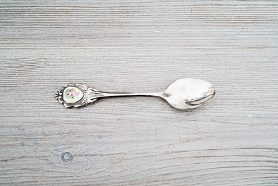 Handgefertigte Löffelkette mit floralem Anhänger, perfekt für kreative Schmuckprojekte, aus hochwertigem Silber gefertigt, auf hellem Holzuntergrund fotografiert.