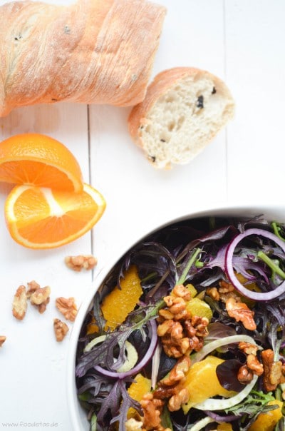 Lila Salat mit Orangen und Fenchel, dazu karamellisierte Walnüsse und ein Honig-Senf-Dressing von den [Foodistas]