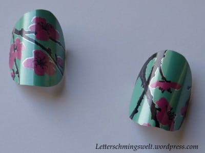 Bunte Ohrringe aus recycelter Getränkedose mit blumigem Design, handgefertigt, umweltfreundlich, modisch und einzigartig, perfekt für nachhaltigen Schmuck.