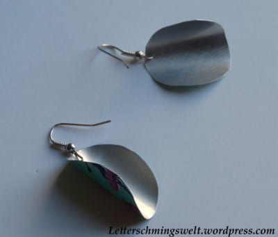Kreative Ohrringe aus recycelten Getränkedosen, handgefertigt, umweltfreundlich, modisch und einzigartig, perfekt für nachhaltigen Schmuck.