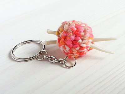 Schlüsselanhänger: Kleiner Wollknäuel mit Mini-Stricknadeln Schlüsselanhänger: Kleiner Wollknäuel mit Mini-Stricknadeln