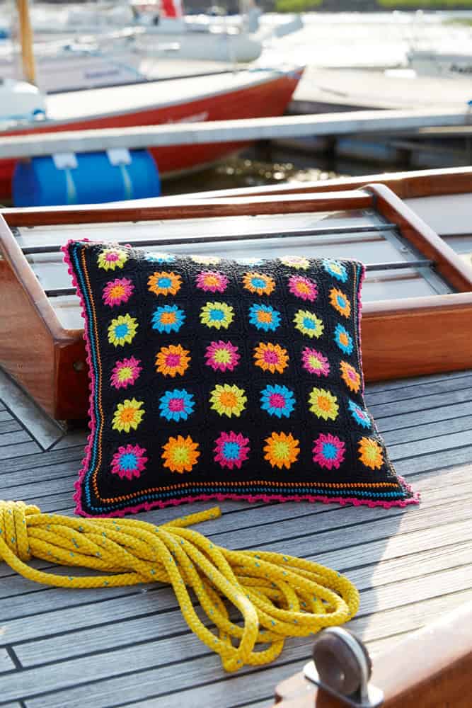Schwarzes Kissen aus Granny Squares