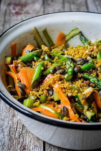 Spargelsalat mit Knusper-Curry-Quinoa aus dem Ofen