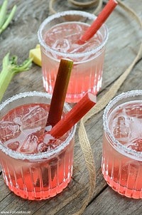 Sparkling Rhubarb unser pri­ckeln­der Drink mit Rha­bar­ber und Ingwer von den [Foodistas]