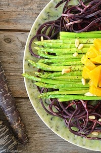 Lauwarmer Spargelsalat auf kna­cki­gen Möh­ren und dazu eine Orangenvinaigrette von den [Foodistas]