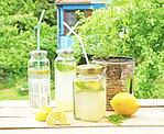Zitroneneis und Limonade mit Zitronenverbene