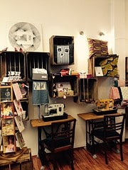 Kreativer Bastelraum mit Nähmaschinen, Stoffen und Bastelmaterialien für handgemachte Projekte bei Handmade Kultur.
