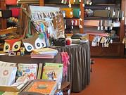 Vielfältige Bastelmaterialien, Stoffe, Papiere und Dekorationen für handgemachte Projekte bei Handmade Kultur.