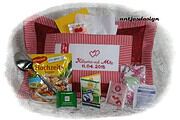Geschenkset mit personalisiertem Kissen, Hochzeits-Suppe, Tees, Kerzen und Dekoration, ideal für handgemachte Geschenke bei Handmade Kultur.