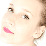 Porträt einer jungen Frau mit blauen Augen, hellen Haut und pinken Lippen, die einen natürlichen und kreativen Ausdruck zeigt, passend für Handmade Kultur.