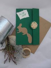 Handgemachte Grußkarte mit Hasenmotiv, grüner Hintergrund, mit handgefertigtem Blumenknopf, inklusive Briefumschlag und Dekorationen für kreative Geschenke.