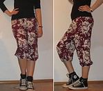 Blumige 3/4-Sarihose