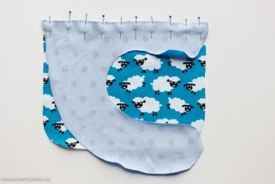 Bunte Baby-Wickelunterlage mit Wolkenmuster, ideal für Kleckermäulchen, handgemacht, weiche Baumwolle, praktische Wickelhilfe, für Babys und Kleinkinder, handgefertigt, liebevoll gestaltet.