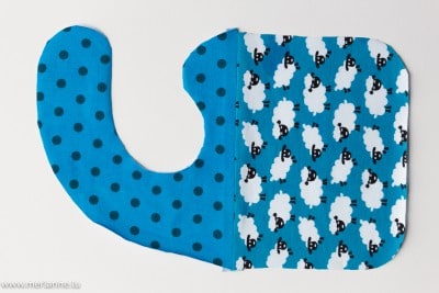 Buntes Lätzchen mit Schaf-Muster und Polka-Dots, perfekt für kleine Kinder beim Essen, handgemacht und waschbar, ideal für den Alltag.