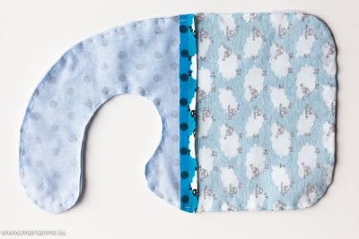 Weiches Babypolster mit Schafmuster, ideal für Kleinkinder, in hellblauen Tönen, mit gepolstertem Komfort und niedlichem Design, passend für Baby- und Kinderzimmer.