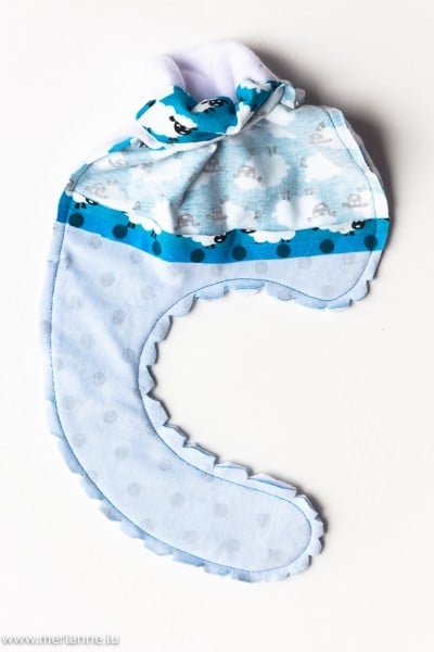 Weicher, handgefertigter Baby-Kopfschutz aus Baumwolle mit Wolken- und Meeresmotiven, ideal für Kleckermäulchen und zarte Babyhaut, für sicheren Schutz beim Tragen.