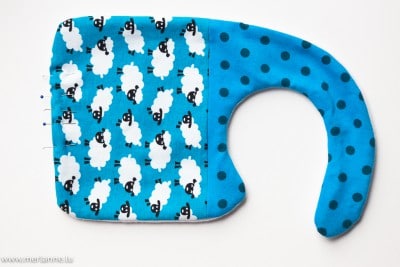Bunter Lätzchen für Kleinkinder mit Schafmuster und Polka-Dots, ideal für Babys beim Essen, handgemacht und waschbar, perfekt für Kleckermäulchen.