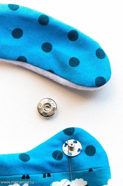 Bunte Baby-Kleidung mit Polka Dots, inklusive einer Sicherheitsnadel, für kreative und handgemachte Kinderkleidung bei HANDMADE Kultur.