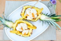 Gegrillte Ananas mit Kokoseis und einem beschwipsten frischen Fruchtswirl von den [Foodistas]