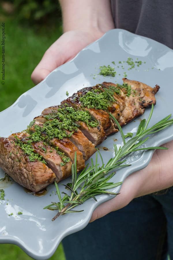 Gegrilltes Schweinefilet in Aprikosen und Salbei-Rosmarin-Salz