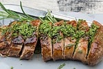 Gegrilltes Schweinefilet in Aprikosen und Salbei-Rosmarin-Salz