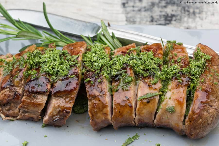 Gegrilltes Schweinefilet in Aprikosen und Salbei-Rosmarin-Salz