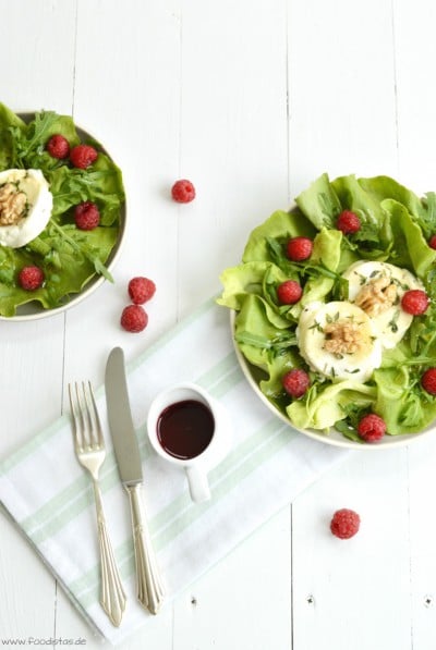 Grüner Salat mit honigglasiertem Ziegenkäse von den [Foodista]