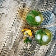Holunderblüten-Sirup mit einem Hauch von Zitrone.