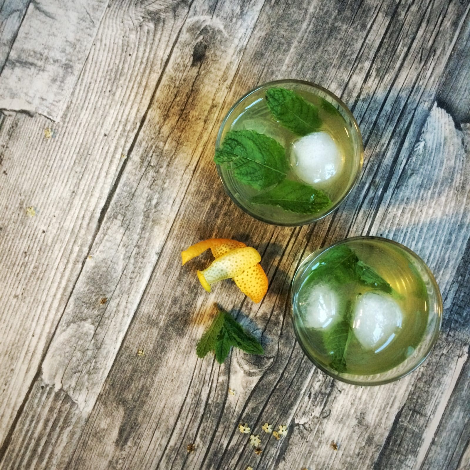 Holunderblüten-Sirup mit einem Hauch von Zitrone.