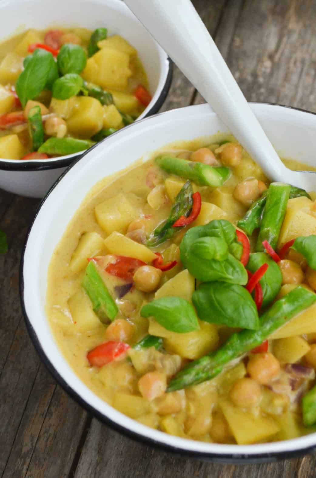 Kichererbsencurry mit grünem Spargel von den [Foodistas]