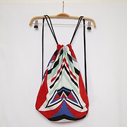 Bunter Stoffbeutel mit geometrischem Muster, handgefertigt, ideal für nachhaltigen Einkauf, bei Handmade Kultur präsentiert.