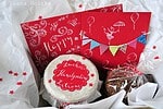 Lettering: Geburtstagskarte, Umschlag und Geschenk