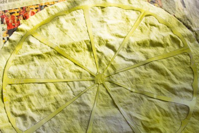 Große Zitronenscheiben auf einem gelben Tuch, ideal für erfrischende Sommergetränke und kreative Handwerksideen im Sommer.
