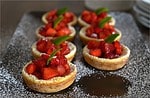 Pfannkuchen-Körbchen mit frischem Obst