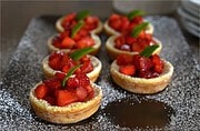 Pfannkuchen-Körbchen mit frischem Obst