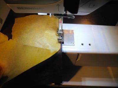 Nähen eines handgefertigten Leder-Wende-Täschchens mit Nähmaschine, Stoff und Leder in einem kreativen Nähprozess.