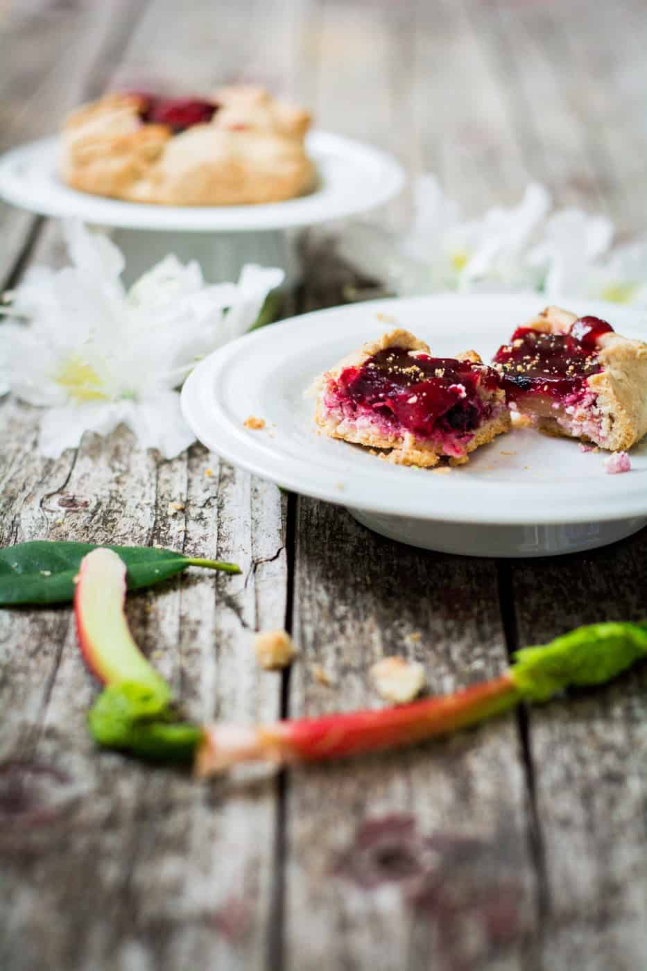 Rhabarbergalette mit roten Beeren und crunchigem Mürbeteig