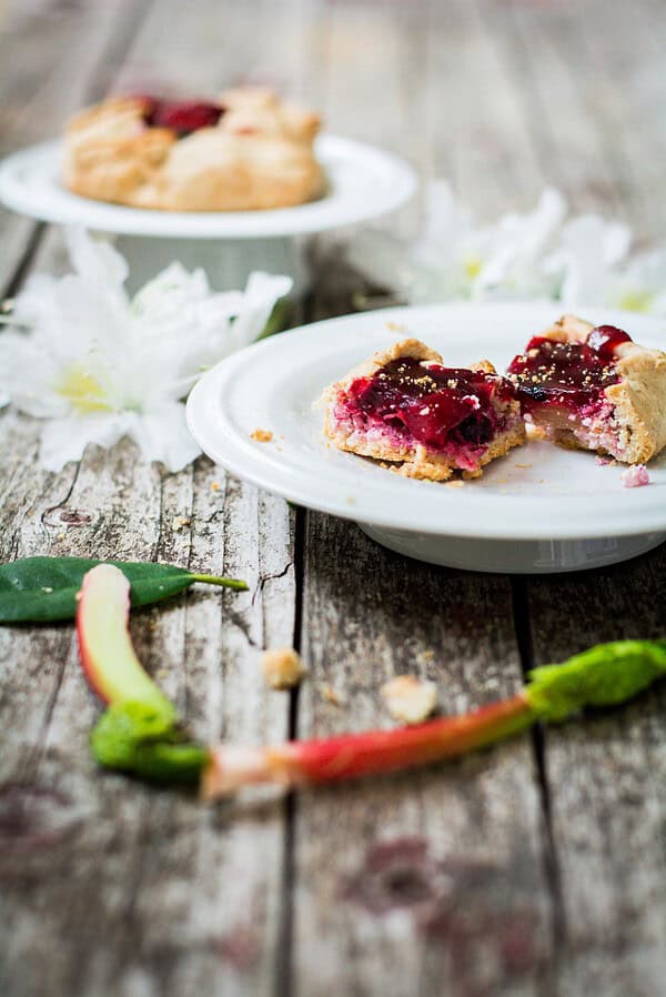 Rhabarbergalette mit roten Beeren und crunchigem Mürbeteig